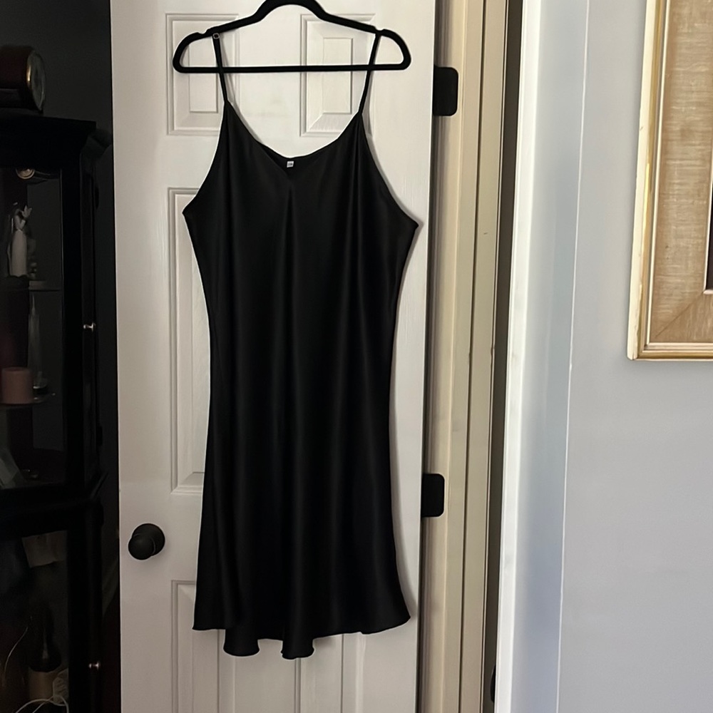 Mismatched size nightgown/robe set. Robe is 2XL. Nightgown is 3XL.